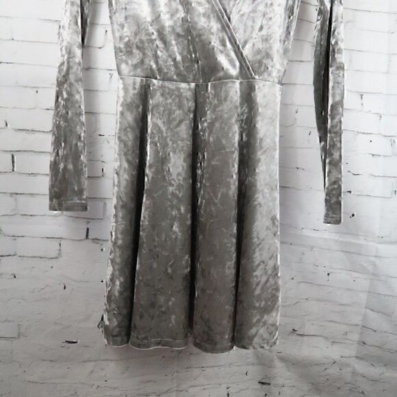 FOREVER 21 SILVER VELVET LONG SLEEVE V NECK SKATER DRESS SIZE SMALL - Picture 5 of 9